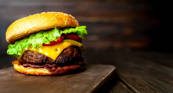 Hamburguesa Casera Fresca Sobre Fondo Madera — Foto de Stock