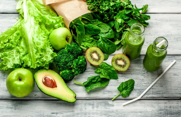 Batido Verde Fresco Con Verduras Frutas Sobre Fondo Gris —  Fotos de Stock