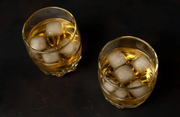 Paar Glazen Met Ijswhisky Zwarte Achtergrond — Stockfoto