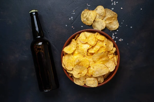 Crispy Salty Potatoes Chips Bottle Beer Black Stone Background — Stock Photo, Image