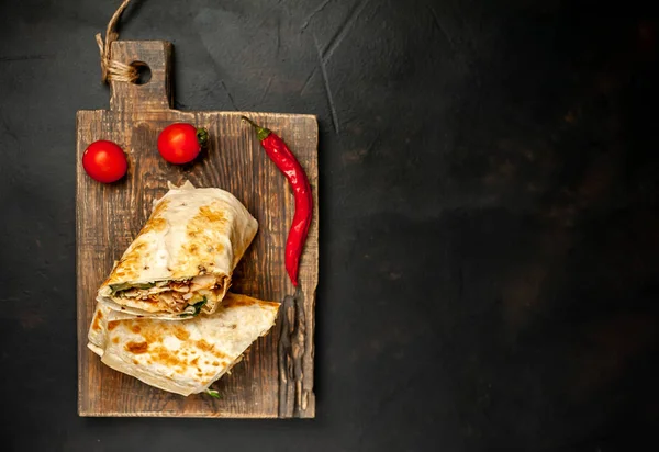 Традиционный Мексиканский Буррито Завернутый Курицу Овощи Подается Спелыми Помидорами Деревянной — стоковое фото