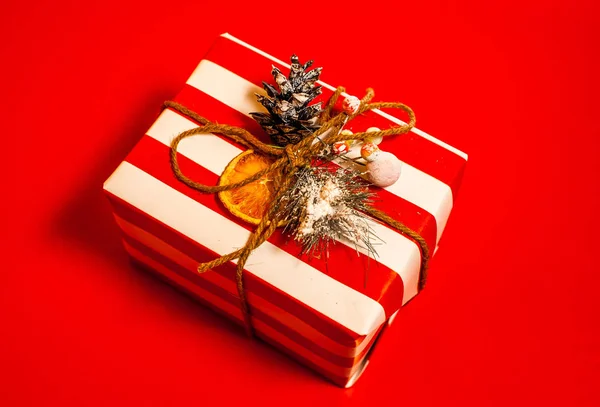 Boîte Cadeau Noël Sur Fond Rouge Vif — Photo
