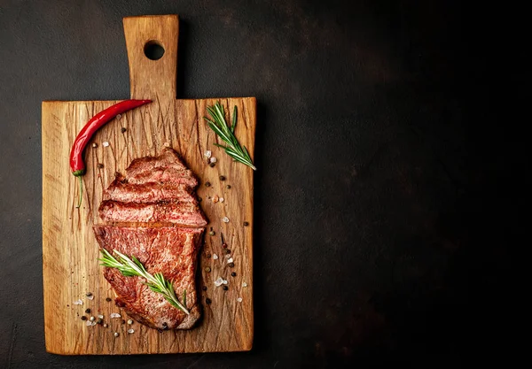 Steak Porc Frais Grillé Aux Épices Brindilles Romarin Sur Planche — Photo
