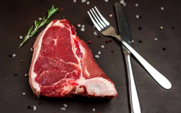 Filete Crudo Con Especias Ramita Romero Sobre Fondo Piedra — Foto de Stock