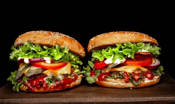 Świeże Domowe Hamburgery Drewnianej Deski Krojenia Ciemnym Tle — Zdjęcie stockowe