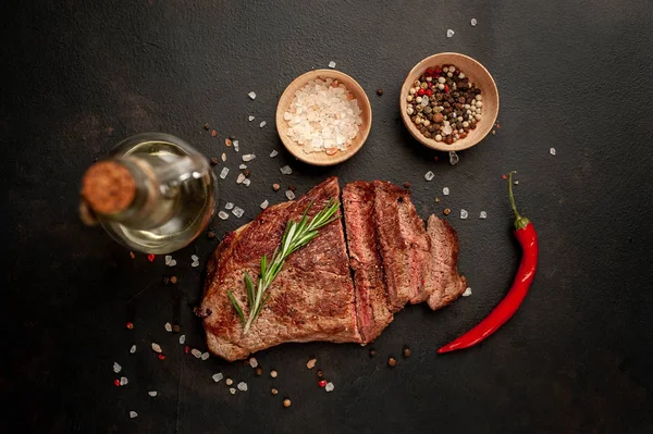 Bistecca Maiale Alla Griglia Fresca Con Spezie Ramoscelli Rosmarino Fondo — Foto Stock