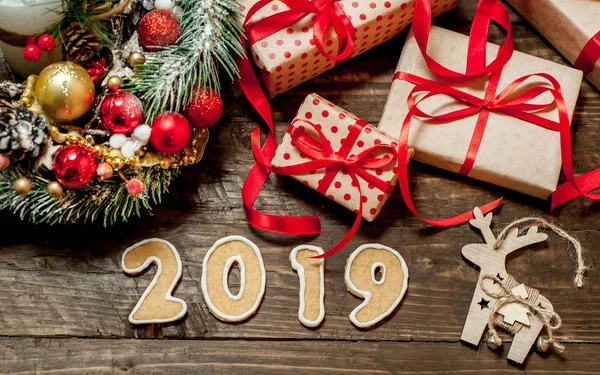 Різдвяні Подарункові Коробки Ялинковий Вінок Печиво 2019 Дерев Яному Фоні — стокове фото