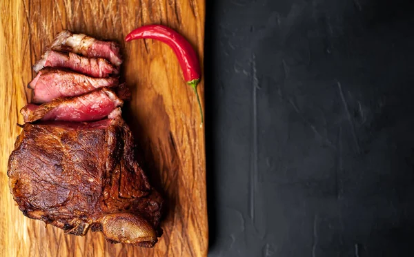 Bife Porco Grelhado Gordo Com Especiarias Pimenta Tábua Cortar Sobre — Fotografia de Stock