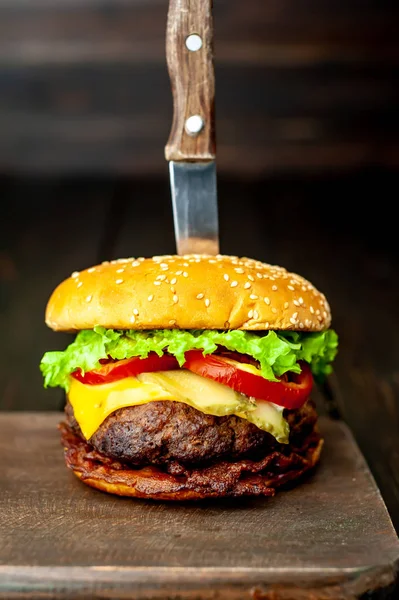 Hamburguesa Casera Fresca Pegada Cuchillo Sobre Fondo Madera —  Fotos de Stock