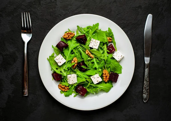 Čerstvý Salát Arugulkou Špenátem Řepa Řezaná Feta Sýr Vlašské Ořechy — Stock fotografie