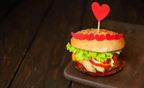 Świeży Domowy Burger Czerwonymi Papierowymi Sercami Ciemnym Drewnianym Tle — Zdjęcie stockowe