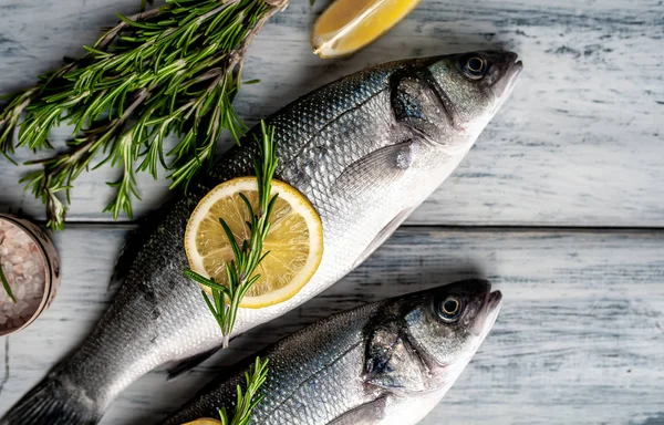 Pescado Crudo Con Rodajas Limón Ramitas Romero Sobre Fondo Madera —  Fotos de Stock