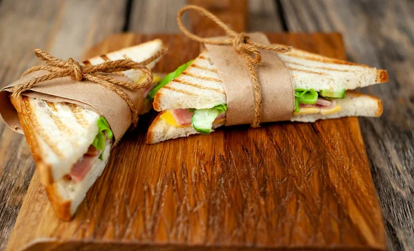 Sandwiches Parrilla Caseros Frescos Tablero Madera — Foto de Stock