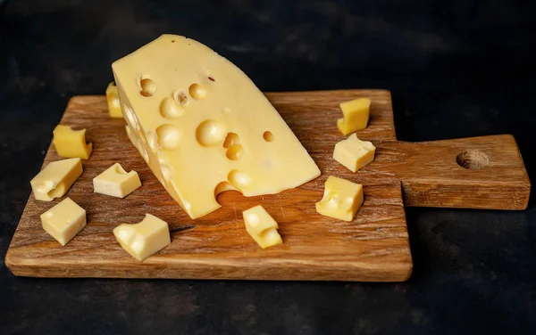 Stückchen Maasdam Käse Mit Stücken Auf Einem Holzschneidebrett — Stockfoto