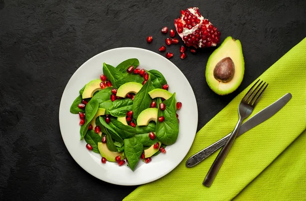 Verse Groene Salade Met Spinazie Blaadjes Avocado Schijfjes Granaatappel Korrels — Stockfoto