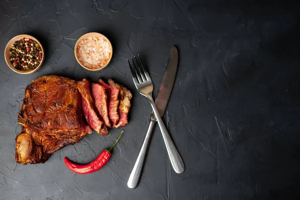 Bistecca Maiale Grigliata Grassa Con Spezie Peperoncino Sfondo Pietra Nera — Foto Stock