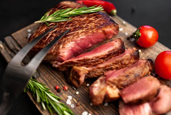 Bistecca Manzo Fresca Succosa Servita Con Peperoncino Rametti Rosmarino Tavola — Foto Stock