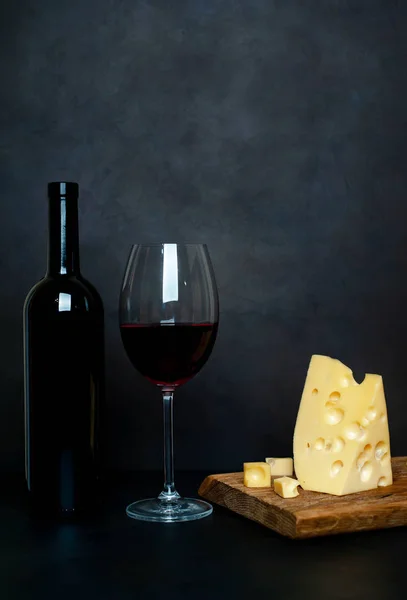 Maasdam Käse Auf Holzbrett Serviert Mit Rotwein Auf Schwarzem Steinhintergrund — Stockfoto