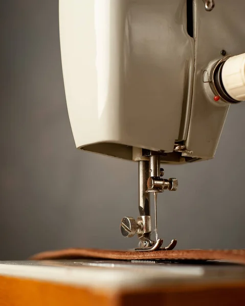 Kahverengi Deri Kemer Dikiş Makinesi Nin Yakın Görünümü — Stok fotoğraf