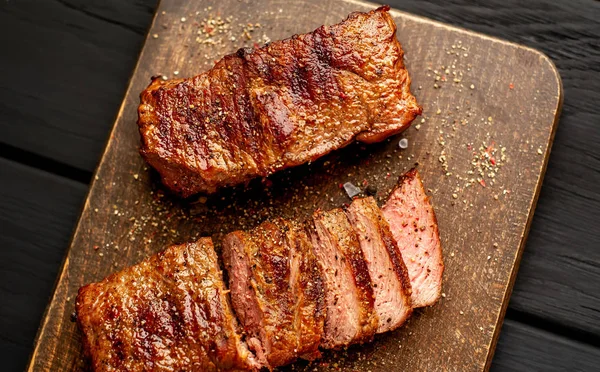 Gegrillte Schweinesteaks Mit Gewürzen Auf Holzhackbrett — Stockfoto