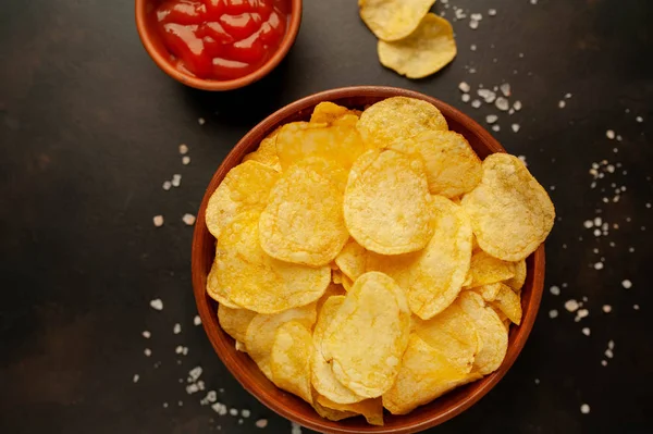 Patatas Saladas Crujientes Con Salsa Tomate Sobre Fondo Piedra Negra — Foto de Stock