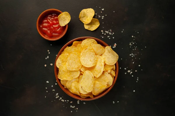 Patatas Saladas Crujientes Con Salsa Tomate Sobre Fondo Piedra Negra — Foto de Stock