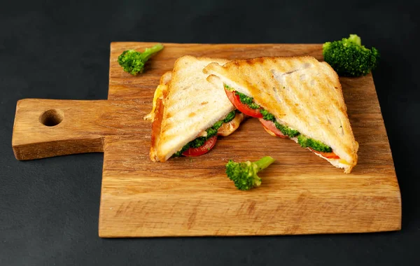 Sandwichs Frais Grillés Jambon Brocoli Frais Fromage Sur Planche Découper — Photo