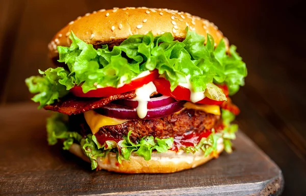 Hamburguesa Casera Fresca Sobre Fondo Madera —  Fotos de Stock