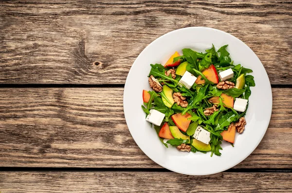 Čerstvý Vegetariánský Salát Zelivkou Tomelu Avokádem Vlašskými Oříšky Feta Sýrem — Stock fotografie