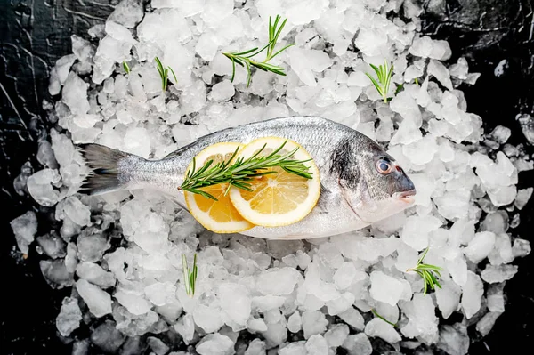 Vista Cercana Pescado Fresco Con Rodajas Limón Romero Sobre Una — Foto de Stock