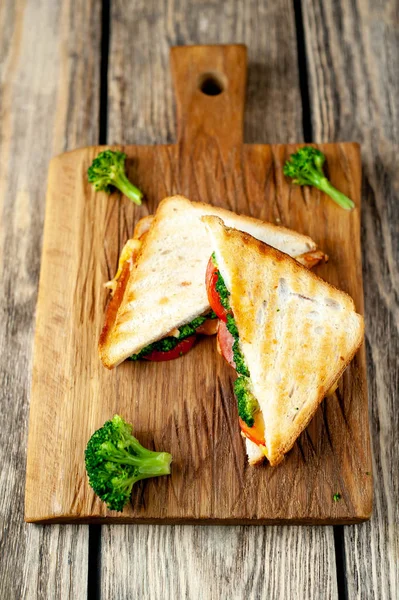 Sandwichs Frais Grillés Jambon Brocoli Frais Fromage Sur Planche Découper — Photo