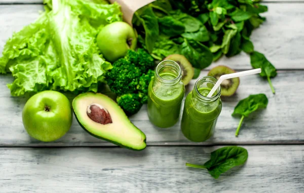 Frischer Grüner Smoothie Mit Gemüse Und Obst Auf Grauem Hintergrund — Stockfoto