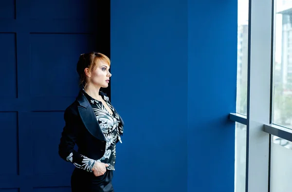 Elegante Zakenvrouw Poseren Stijlvolle Blauwe Studio — Stockfoto