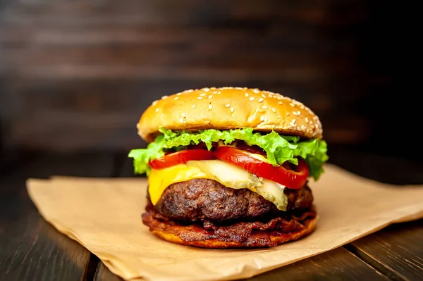 Verse Zelfgemaakte Hamburger Houten Achtergrond — Stockfoto