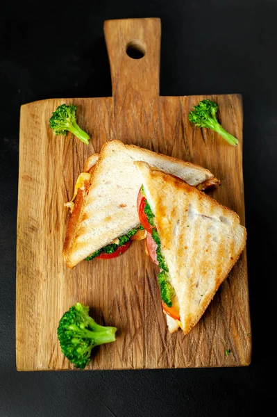 Sandwichs Frais Grillés Jambon Brocoli Frais Fromage Sur Planche Découper — Photo