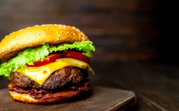 Hamburguesa Casera Fresca Sobre Fondo Madera — Foto de Stock