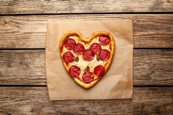 Pizza Coração Queijo Com Salame Fundo Madeira — Fotografia de Stock