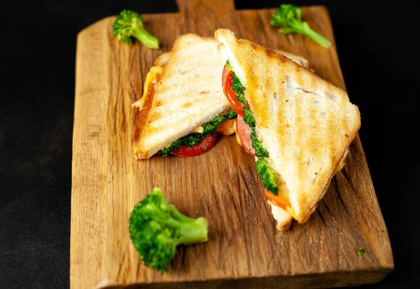 Sandwichs Frais Grillés Jambon Brocoli Frais Fromage Sur Planche Découper — Photo