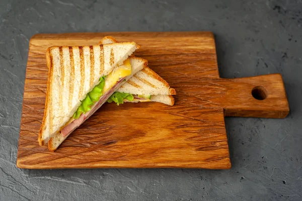 Sandwichs Frais Grillés Jambon Fromage Sur Planche Découper Bois — Photo