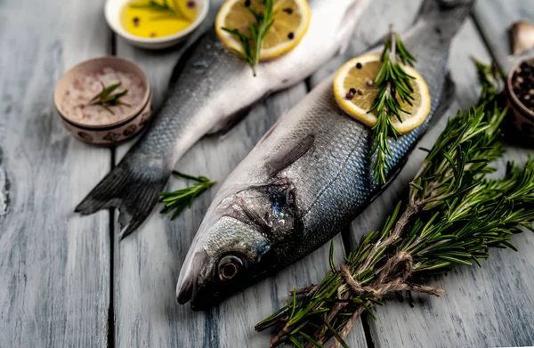 Pescado Crudo Con Rodajas Limón Ramitas Romero Sobre Fondo Madera —  Fotos de Stock