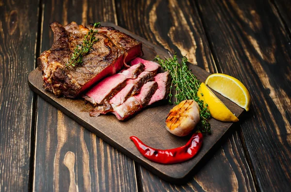 Friss Sült Steak Citromos Szeletekkel Grillezett Fokhagymával Vágódeszkán Tálalva — Stock Fotó