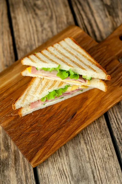 Sandwichs Frais Grillés Faits Maison Sur Planche Bois — Photo
