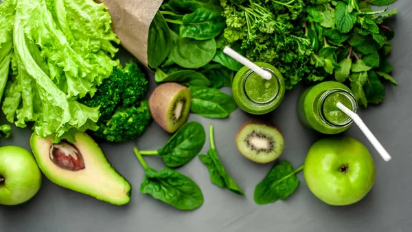 Batido Verde Fresco Con Verduras Frutas Sobre Fondo Gris —  Fotos de Stock