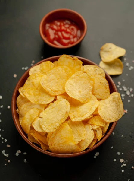 Patatas Saladas Crujientes Con Salsa Tomate Sobre Fondo Piedra Negra — Foto de Stock