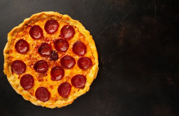 Traditionele Smakelijke Pepperoni Pizza Stenen Achtergrond — Stockfoto