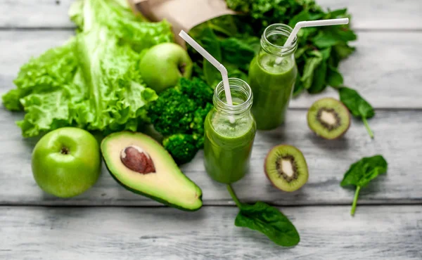 Frischer Grüner Smoothie Mit Gemüse Und Obst Auf Grauem Hintergrund — Stockfoto