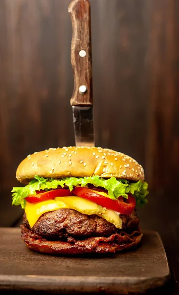 Hamburguesa Casera Fresca Pegada Cuchillo Sobre Fondo Madera — Foto de Stock