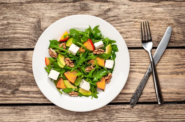 Čerstvý Vegetariánský Salát Zelivkou Tomelu Avokádem Vlašskými Oříšky Feta Sýrem — Stock fotografie