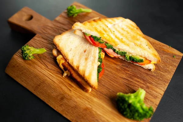 Sandwichs Frais Grillés Jambon Brocoli Frais Fromage Sur Planche Découper — Photo