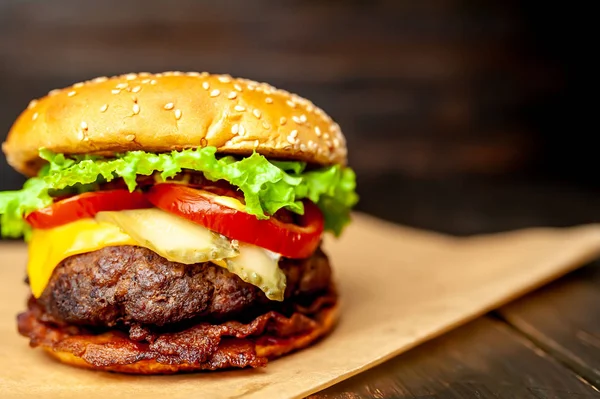 Hamburguesa Casera Fresca Sobre Fondo Madera — Foto de Stock